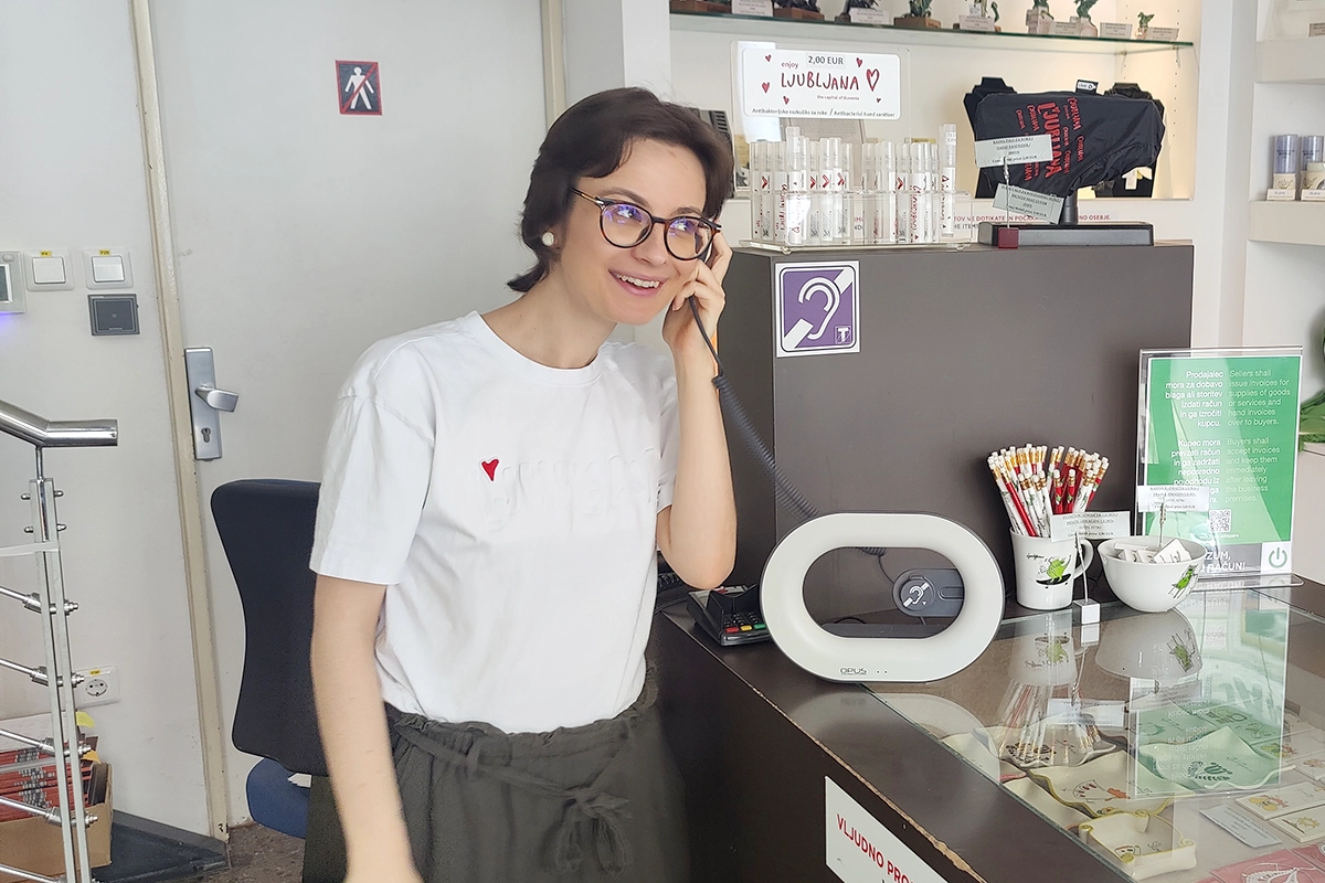 Ženska uporablja slušno zanko
