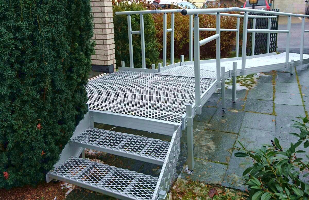 stalna klančina z ograjo