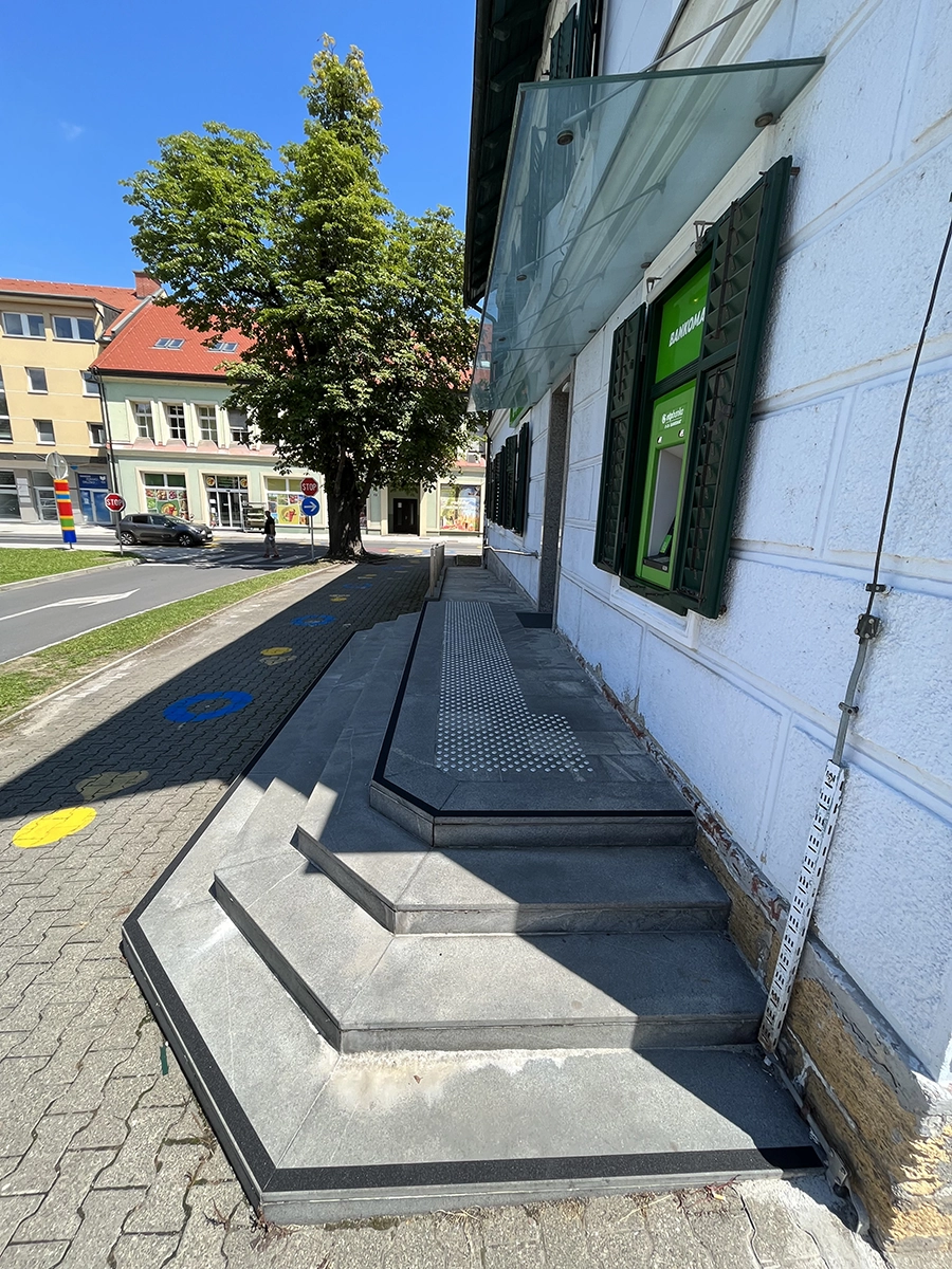 Protizdrsni in kontrastni sistem
