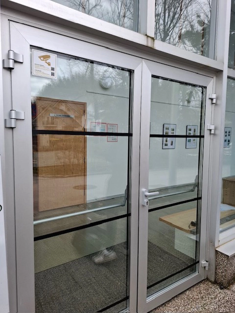 Protizdrsni in kontrastni sistem