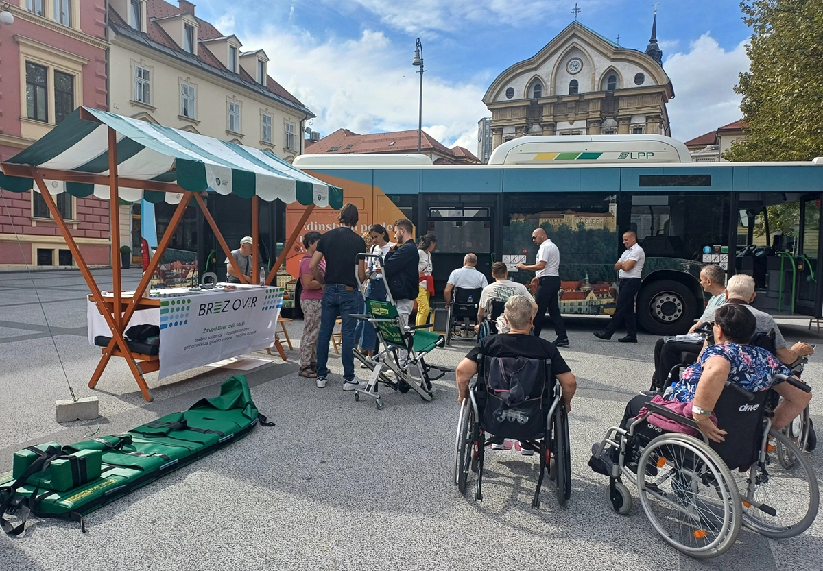 Zavod Brez ovir ozavesca o pomembnosti evakuacije oseb z oviranostmi