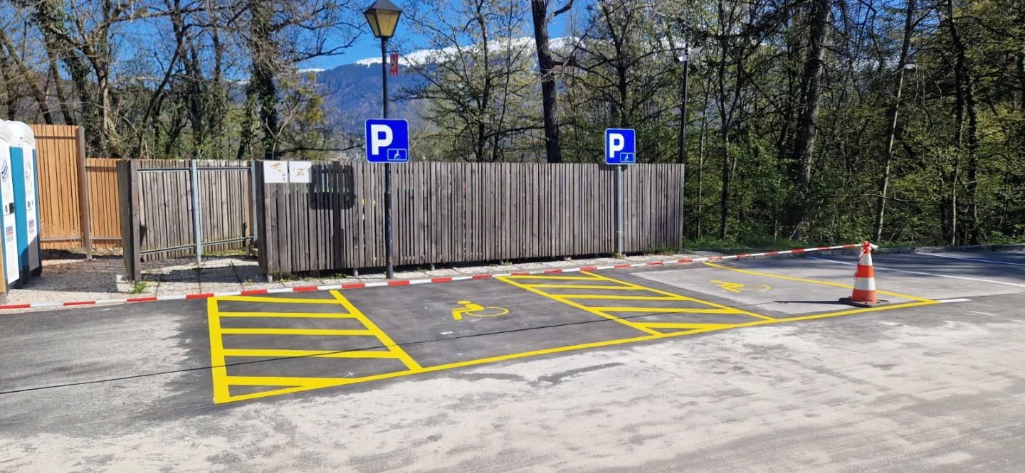 Izris invalidskega parkirnega mesta