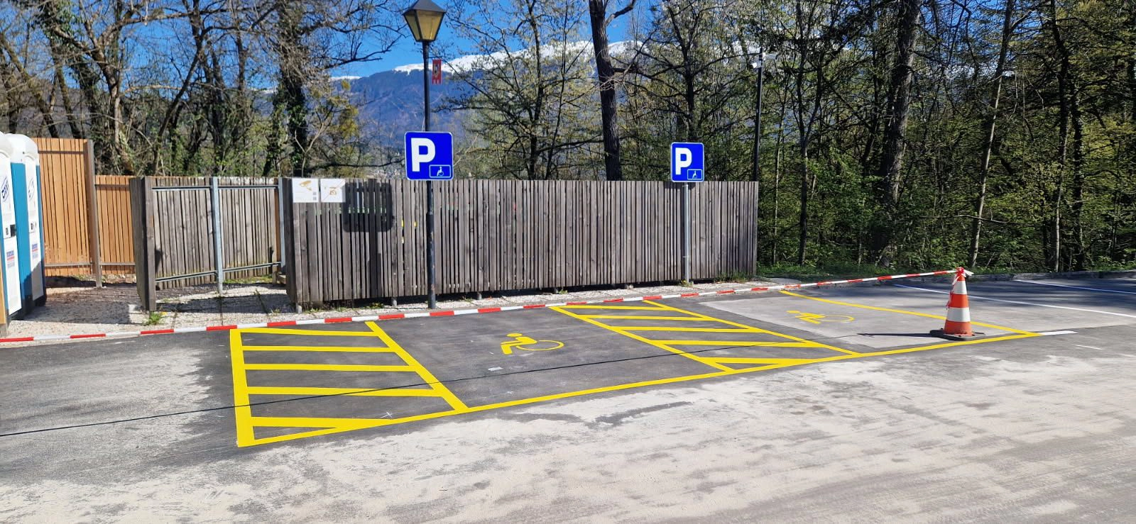 Izris invalidskega parkirnega mesta