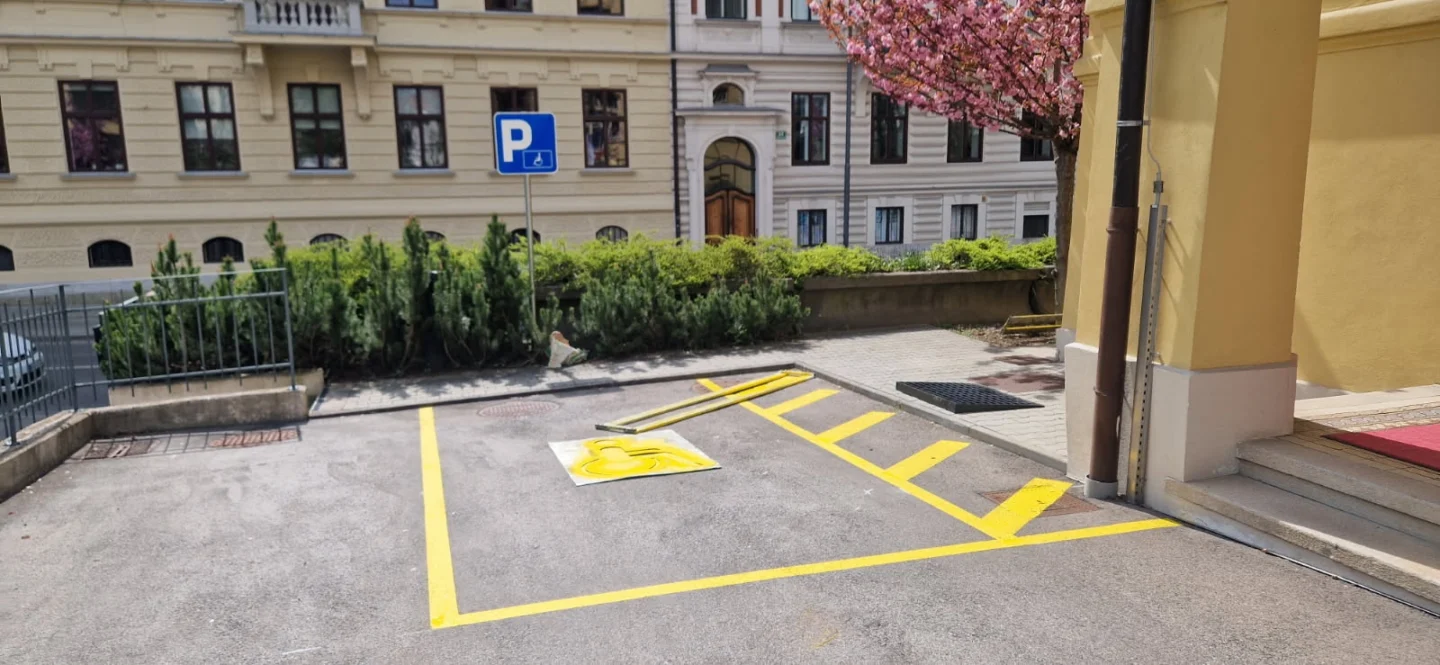 Izris invalidskega parkirnega mesta