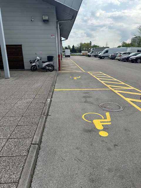 Izris invalidskega parkirnega mesta